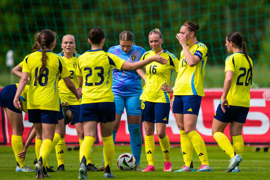 Players of Sweden looks dejected