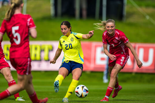 Filippa Sjöström of Sweden scores 1-1