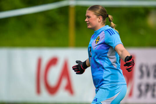 Goalkeeper Izabelle Bardosen of Sweden