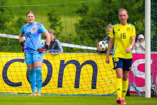 Goalkeeper Izabelle Bardosen and Tilde Wahlgren of Sweden