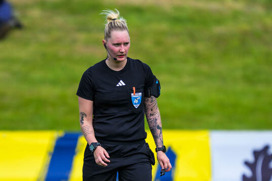 Referee Isabelle Svensson