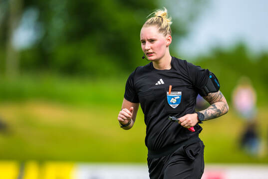 Referee Isabelle Svensson