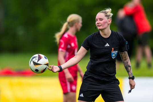 Referee Isabelle Svensson