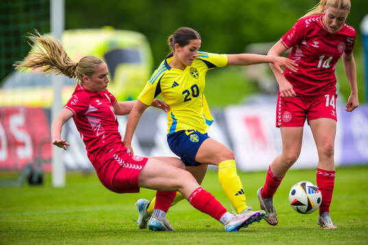 Silke Lynge Larsen of Denmark and Filippa Sjöström of