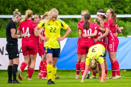 Flora Højer of Denmark celebrates