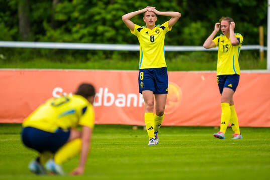 Fabienne Bartholdson and Alice Enehov of Sweden looks