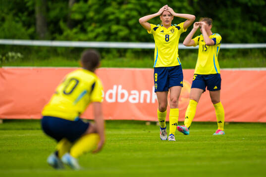Fabienne Bartholdson and Alice Enehov of Sweden looks