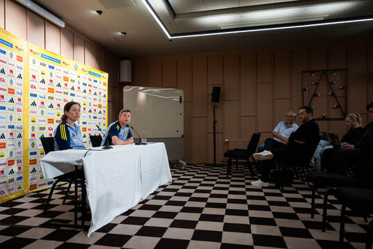Media officer Petra Thorén and head coach Jon Dahl