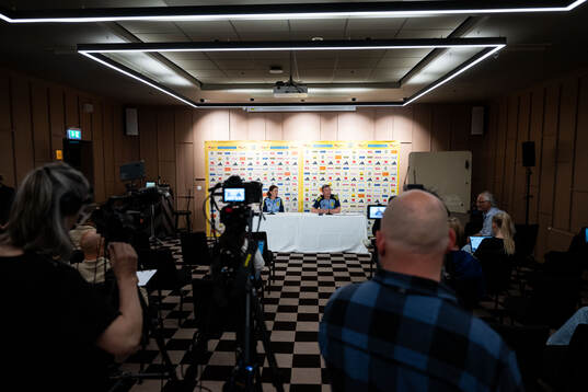 Media officer Petra Thorén and head coach Jon Dahl