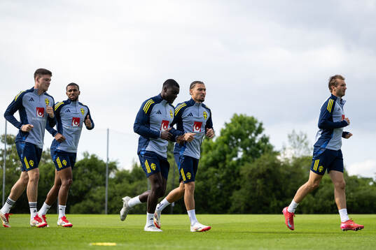 Emil Holm, Isak Hien, Ken Sema, Jordan Larsson and Benjamin