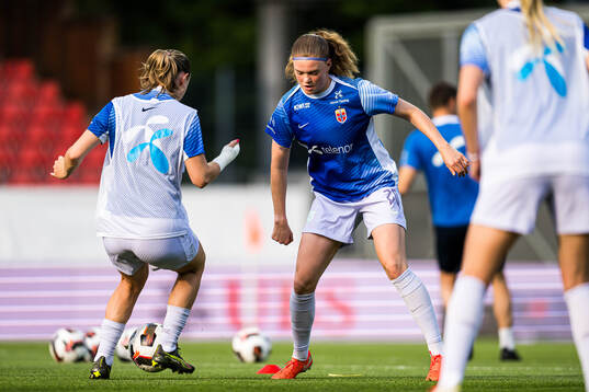 Signe Gaupset of Norway warms up