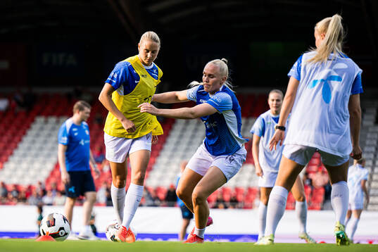 Lisa Naalsund and Maria Thorisdottir of Norway warms up
