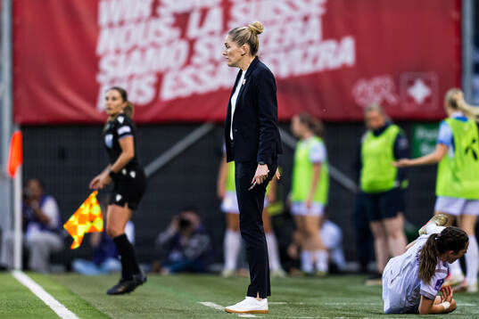 Head coach Gemma Grainger of Norway and Tuva Hansen of