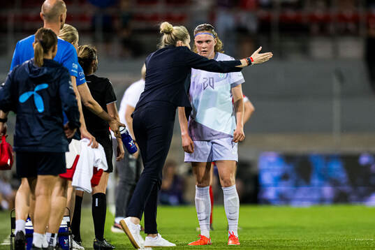 Head coach Gemma Grainger of Norway and Signe Gaupset of
