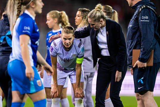 Ada Hegerberg of Norway and Head coach Gemma Grainger of