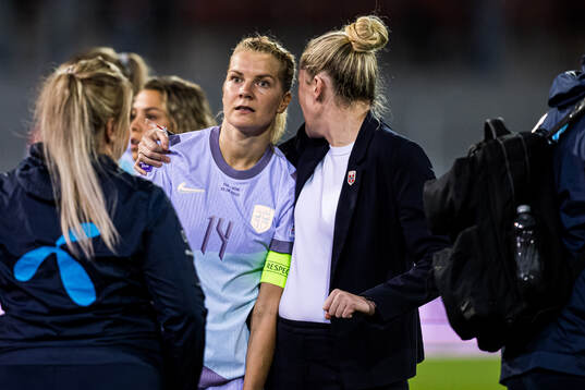 Ada Hegerberg and Head coach Gemma Grainger of Norway