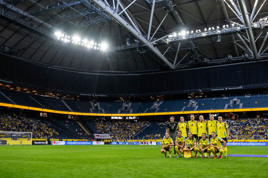 250603 The starting eleven of Sweden pose for a photo