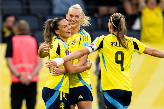 Stina Blackstenius of Sweden celebrates with Johanna