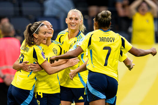 Stina Blackstenius of Sweden celebrates with Johanna