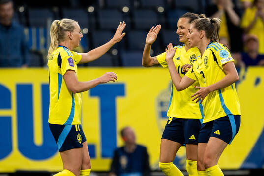 Stina Blackstenius of Sweden celebrates with Nathalie