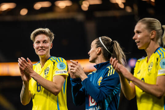 Lina Hurtig ad Kosovare Asllani of Sweden celebrate