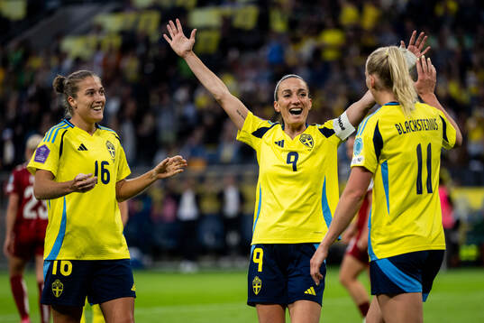 Stina Blackstenius of Sweden celebrates with Filippa