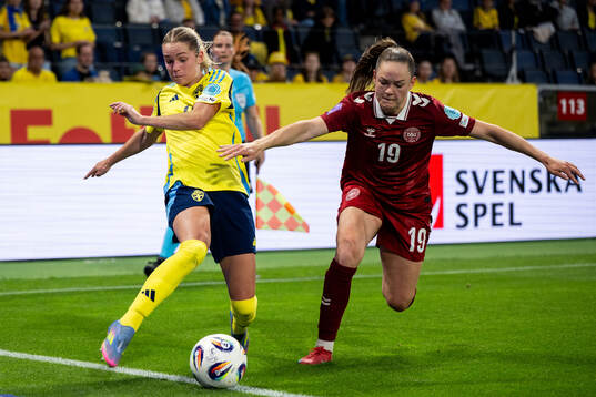 Hanna Lundkvist of Sweden and Janni Thomsen of Denmark
