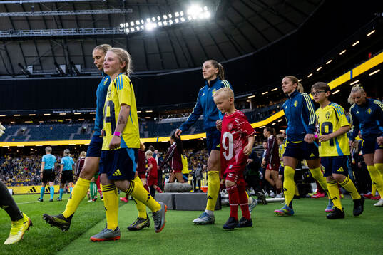 Linda Sembrant and Hanna Lundkvist of Sweden with mascots