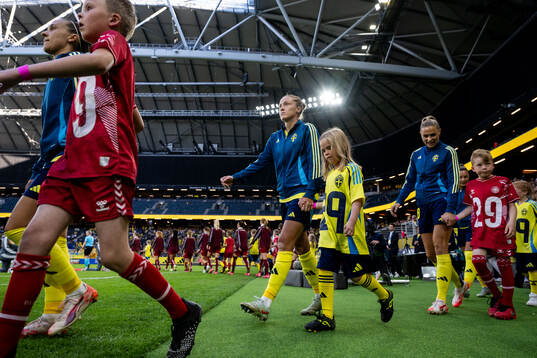 Filippa Angeldahl of Sweden with a mascot