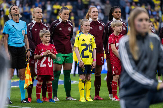 Pernille Harder, goalkeeper Maja Bay Østergaard, Stine