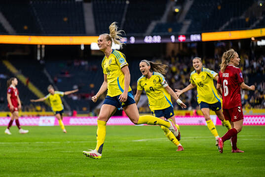 Stina Blackstenius, Kosovare Asllani, and Filippa Angeldahl