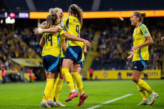 Stina Blackstenius celebrates with Johanna Rytting Kaneryd,