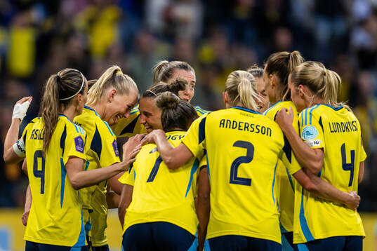 Stina Blackstenius of Sweden celebrates with team mates