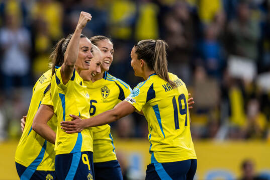 Stina Blackstenius of Sweden celebrates with Kosovare