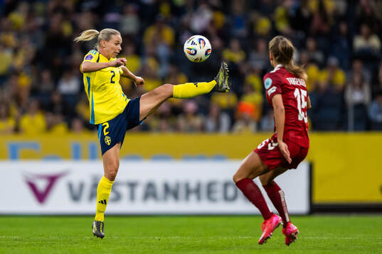 Jonna Andersson of Sweden and Frederikke Thøgersen of