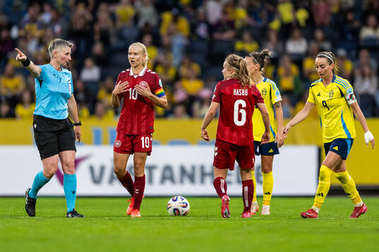 Referee Jana Adámková in disussion with Pernille Harder