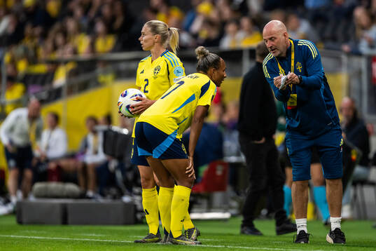 Jonna Andersson, Madelen Janogy and assistant coach Magnus