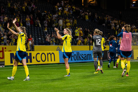 Hanna Lundkvist of Sweden celebrates and recognizes the