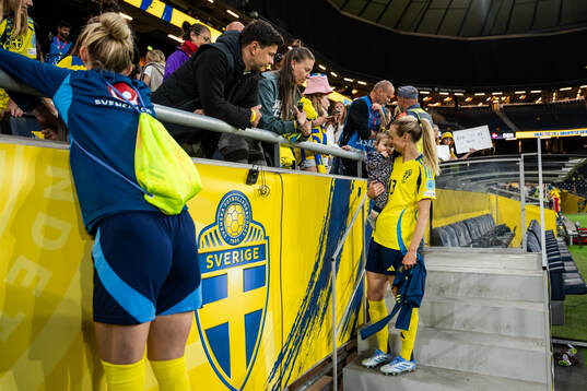 Amanda Ilestedt of Sweden with her daughter