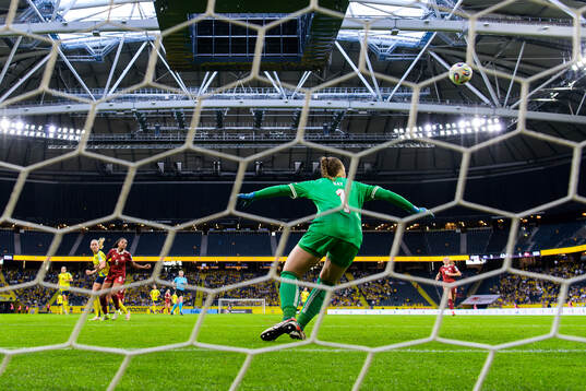 Stina Blackstenius of Sweden scores the 4-1 goal behind