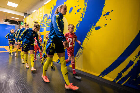 Julia Zigiotti Olme and Nathalie Björn of Sweden next to