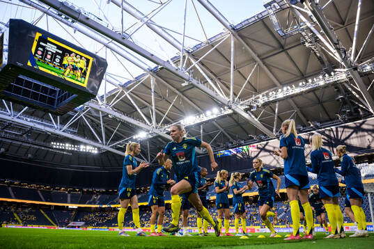 Jonna Andersson and Fridolina Rolfö of Sweden at warm-up