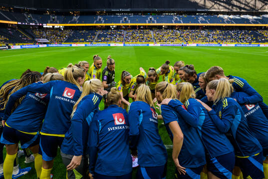 Players of Sweden gather around Kosovare Asllani