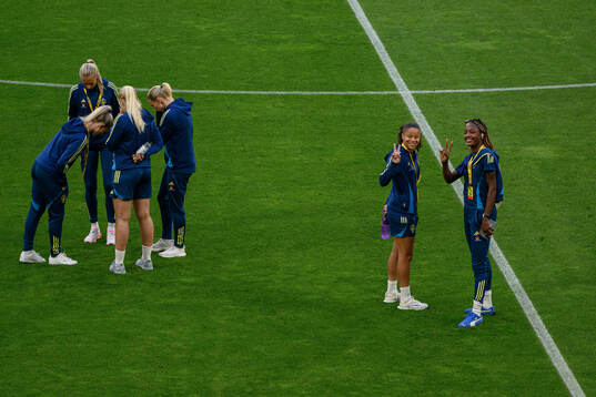 Felicia Schröder and Evelyn Ijeh of Sweden