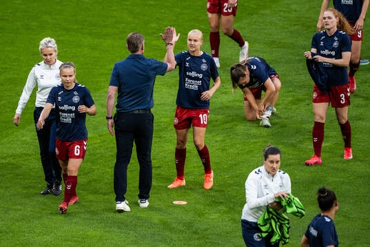 Head coach Andreé Jeglertz and Pernille Harder of Denmark