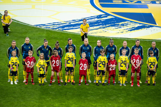Players of Sweden with mascots