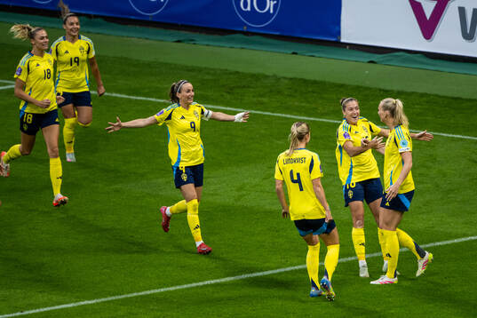 Kosovare Asllani, Hanna Lundkvist and Filippa Angeldahl