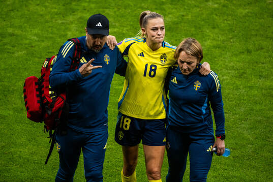 Fridolina Rolfö of Sweden leaves the pitch due to injury