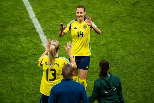 Nathalie Björn is substituted off for Amanda Ilestedt of