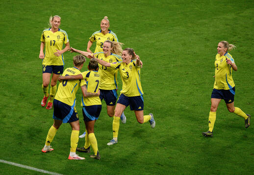 Lina Hurtig of Sweden celebrates the 6-1 goal with Madelen